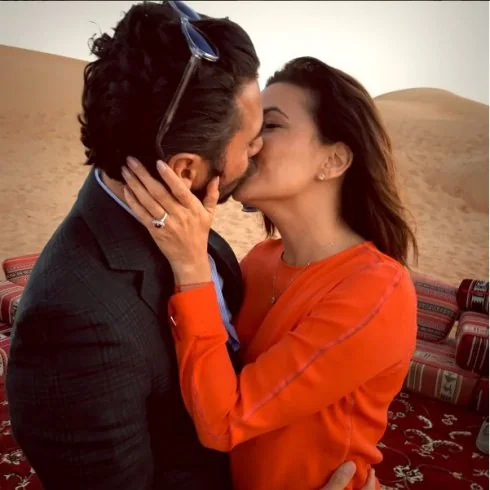 La pareja se comprometió en pleno desierto de Dubái. 