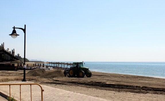 Maquinaria recogiendo arena para realizar aportes a otras playas. :: L.P.
