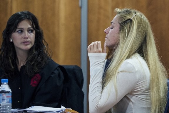 María Kukucova, junto a su abogada. 