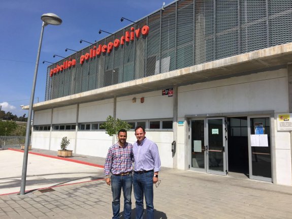 El concejal de Deportes, Juan Rodríguez, y Diego Carrasco. :: sur