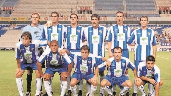 Equipo inicial que se enfrentó al Valencia en casa, la jornada antes de la llegada de Salva, con Arnau, Geijo, Manu, Fernando Sanz, Litos y Josemi, de pie, e Insúa, Romero, Duda, Gerardo y Valcarce, agachados