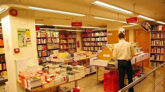 La crisis económica y la irrupción de grandes empresas ‘online’ que no tributan en España complican la supervivencia de las librerías tradicionales.