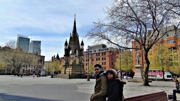 Miguel Ángel junto a su madre en Albert Square.