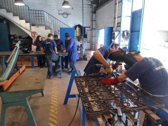 Alumnos de una escuela taller se forman en orfebrería, forja y ebanistería. :: Sur
