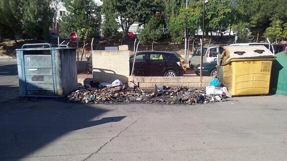 Los contenedores ardieron el viernes y el lunes se retiraron los restos calcinados.