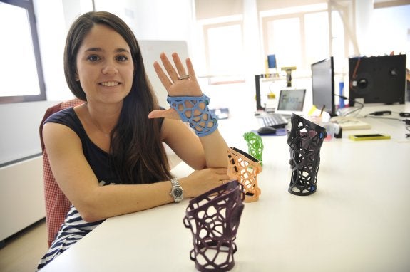 Raquel Serrano, de Fiixit, muestra sus férulas para inmovilizar impresas en 3D. :: francis silva