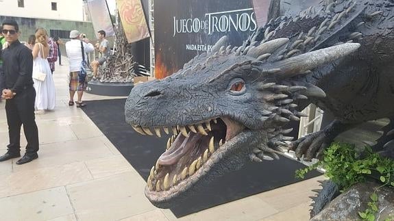 Réplica del dragón junto al trono en el Centro de Málaga. 