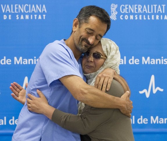  Samira, después y antes de la operación.  Se abraza al doctor Cavadas, ayer. 