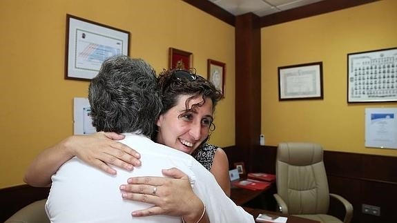 Cristina Cerezo y el empresario malagueño que abonó la multa se funden en un abrazo en el despacho de éste. 
