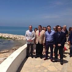 Autoridades, este mediodía junto al nuevo espigón. 