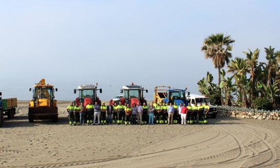 Estepona refuerza un 15% su plantilla de limpieza de playas para este verano