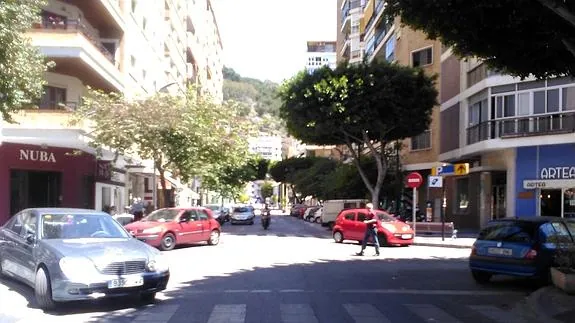 Vehículos estacionados en las esquinas de la calle Cervantes de La Malagueta.