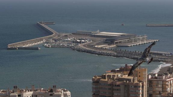 La torre está prevista en la explanada del Dique de Levante, en el puerto de Málaga.