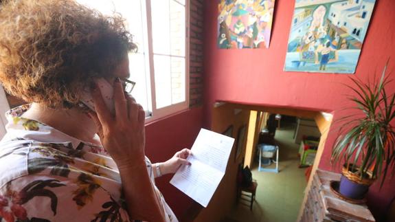 Pilar sostiene la denuncia donde relata el intento de estafa que sufrió durante su viaje a México.