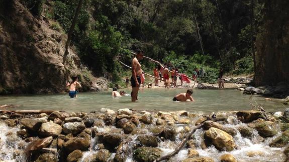 El paraje del río Chíllar se ha puesto de moda y la masificación pone en grave riesgo el entorno natural. 
