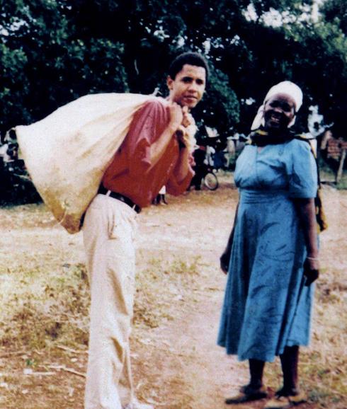 Barack Obama ayuda a su abuela, Sarah Hussein Obama, en su casa de Nyagoma-Kogelo