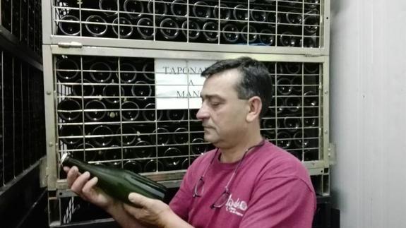 Juan Muñoz observa cómo va la fermentación en botella del espumoso de moscatel seco que elabora Domibe.