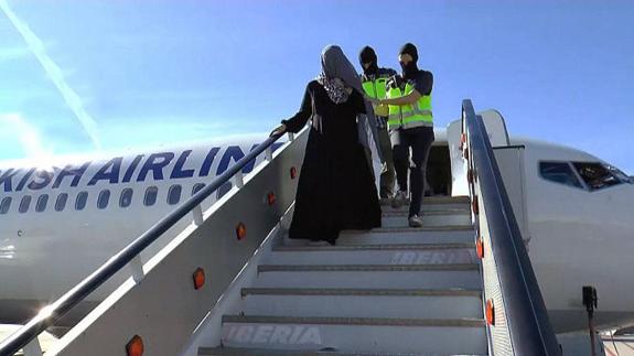 Agentes de la Policía Nacional escoltan a una joven de 26 años detenida en el aeropuerto de Málaga al volver de Siria en noviembre de 2015.