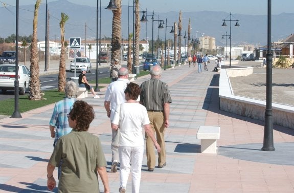 Turistas, en el paseo marítimo de Los Álamos, en Torremolinos. 