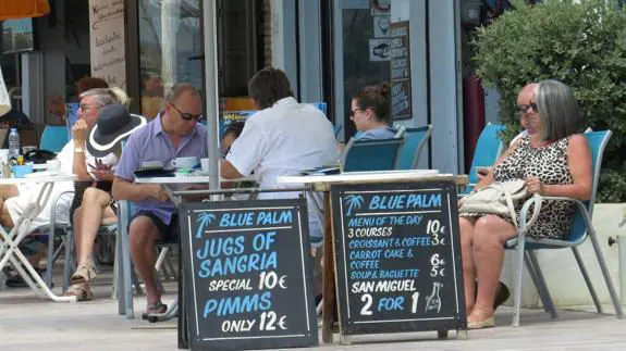 Británicos disfrutan de una mañana en el paseo marítimo de Marbella. 