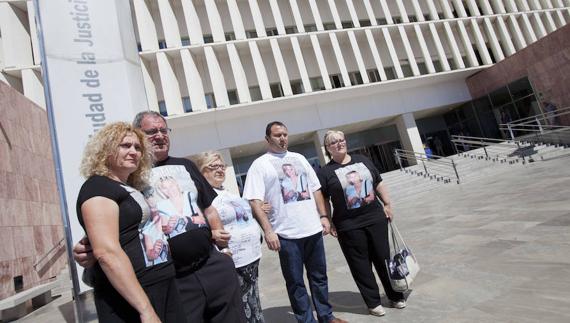 Familiares de la víctima, hoy en la Ciudad de la Justicia.