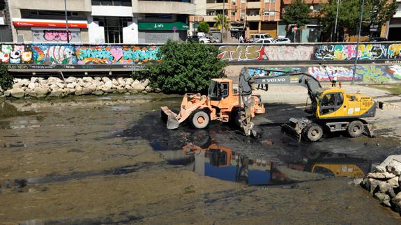 Varios operarios junto a una de las máquinas que se utilizan en la tarea de limpieza. 