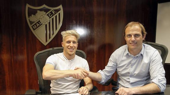 Keko y Arnau se estrechan la mano tras la firma del contrato en La Rosaleda. 