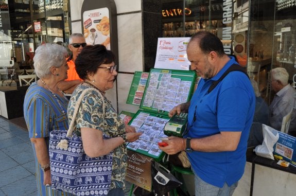 Paco Cerezo atiende a una clienta en su puesto. :: a. peláez
