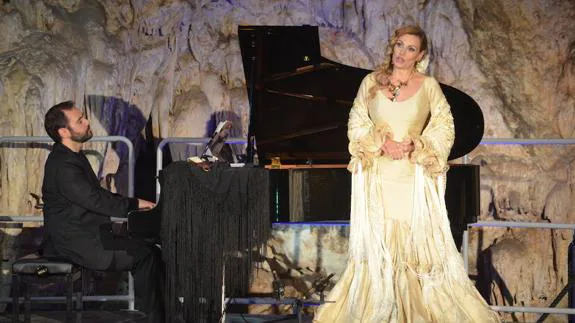 La soprano vasca, anoche en la gruta nerjeña junto al pianista Rubén Fernández-Aguirre. 