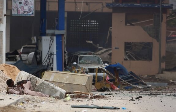 Un soldado somalí dispara contra el hotel donde estaban atrincherados los terroristas. :: Feisal Omar / reuters