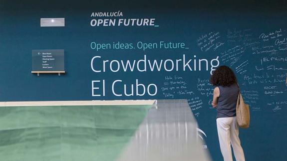 Una emprendedora observa el panel de entrada del centro de networking ‘El Cubo’.