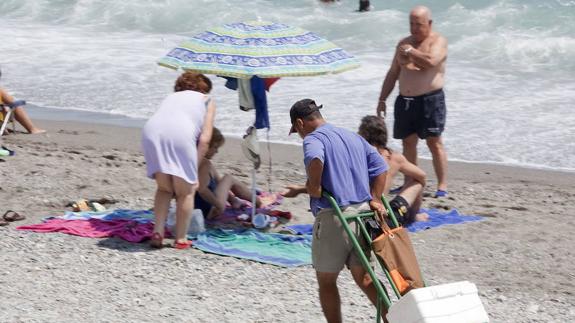Un vendedor ambulante, en la playa.  