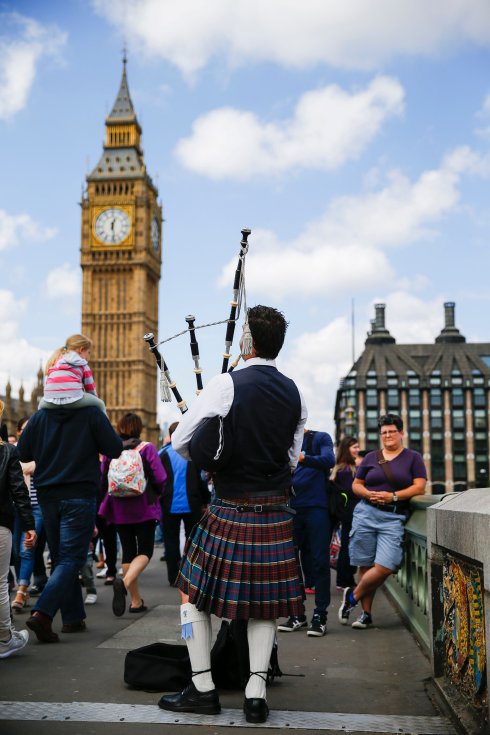 Un hombre vestido de escocés frente al Parlamento británico. :: afp