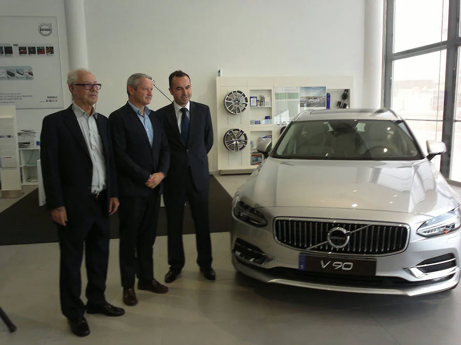 De izquierda a derecha: Antonio Luis Pérez, copropietario de Vypsa; José María Galofré, consejero delegado de Volvo Car en España, y Francisco López, gerente de Vypsa.