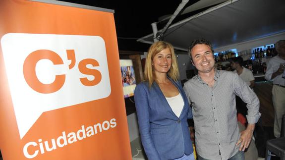 Ambiente optimista en la sede de Ciudadanos en Málaga esta noche.