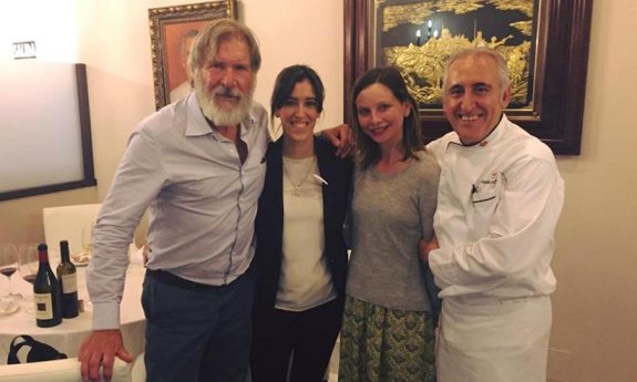 Harrison Ford y Calista Flockhart junto al restaurador Adolfo Muñoz y su hija, en Toledo.Miguel Ángel Muñoz, James Costos y Harrison Ford. :: instagram