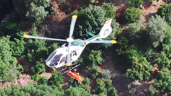 Helicóptero de la Guardia Civil durante el rescate del cuerpo del fallecido. 