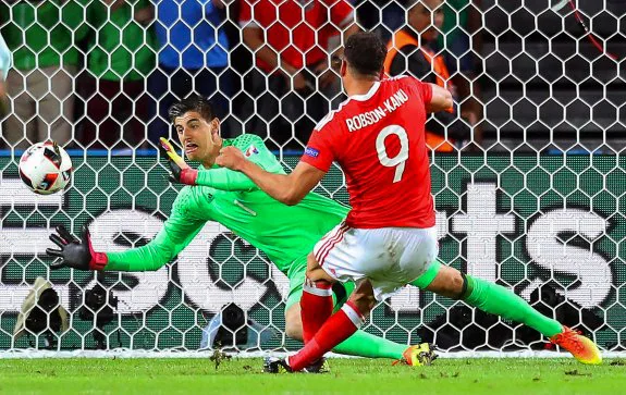 El galés Hal Robson-Kanu marca al portero belga Thibaut Courtois el segundo gol de su selección, ayer, en el duelo de cuartos de final. :: EFE
