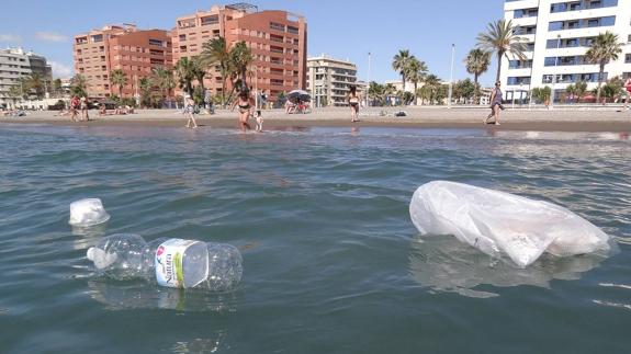 La presencia de natas y residuos es uno de los males endémicos de las playas de la provincia.