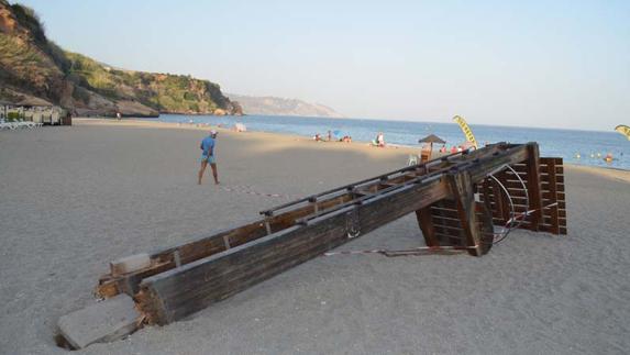 Imagen de la torreta caída en la playa de Burriana. 