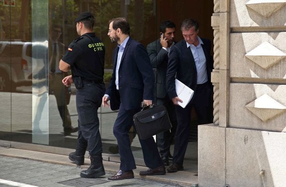 Los fiscales José Grinda (izquierda) y Fernando Bermejo (derecha) abandonan la sede de Efial :: t. Albir/EFE