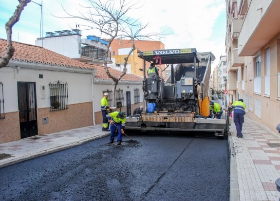 Trabajos de asfaltado realizados el año pasado en esta misma iniciativa. :: L.P.
