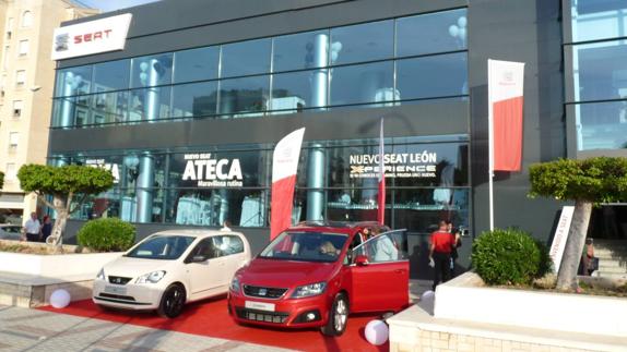 El nuevo Seat Ateca ante las instalaciones de Automóviles Rueda 