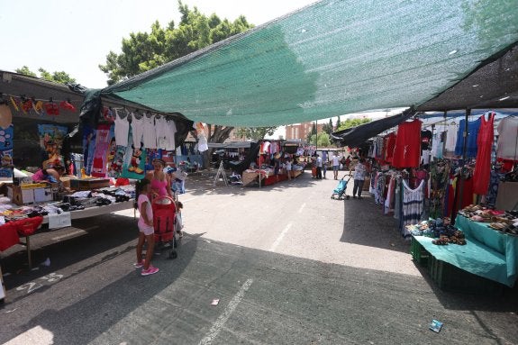 Los mercadillos reclaman vender todo tipo de alimentos ante la drástica caída de la ventas