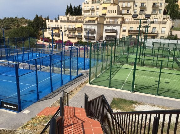 El complejo deportivo consta de cinco pistas de pádel, que están rodeadas de bloques de viviendas. :: e. c.

