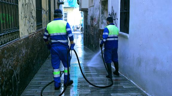 Operarios de limpieza baldean una de las calles del Centro Histórico.