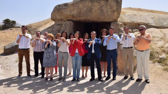 El equipo de la Consejería de Cultura, en los Dólmenes. 