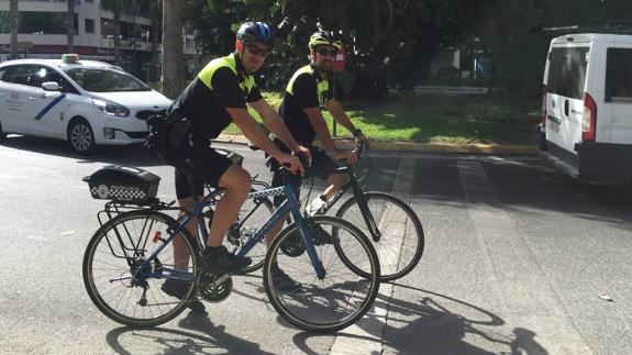 Juan y Raúl, de patrulla en bici. 