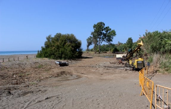 Maquinaria realizando los primeros trabajos del nuevo tramo de la Senda Litoral.