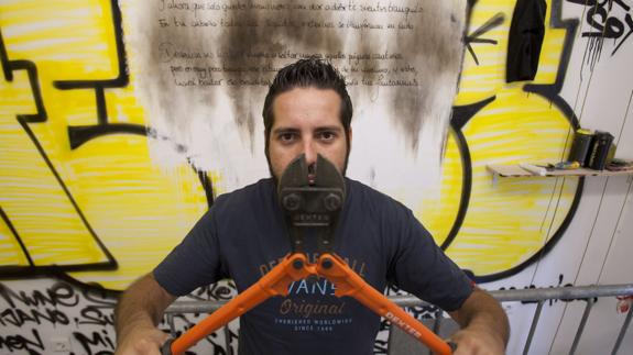 D.Darko oculta su rostro con las tenazas que emplea para sortear algunas alambradas 